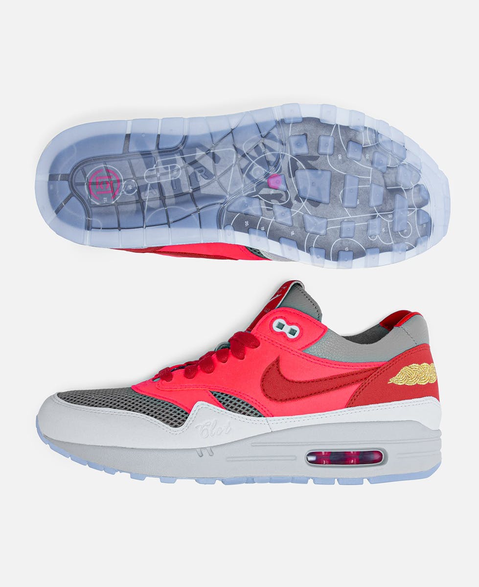 clot air max 1 on foot